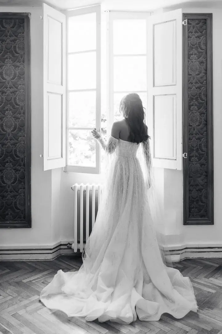 Mariée fenêtre contre-jour noir blanc - Photographe mariage Château Provence