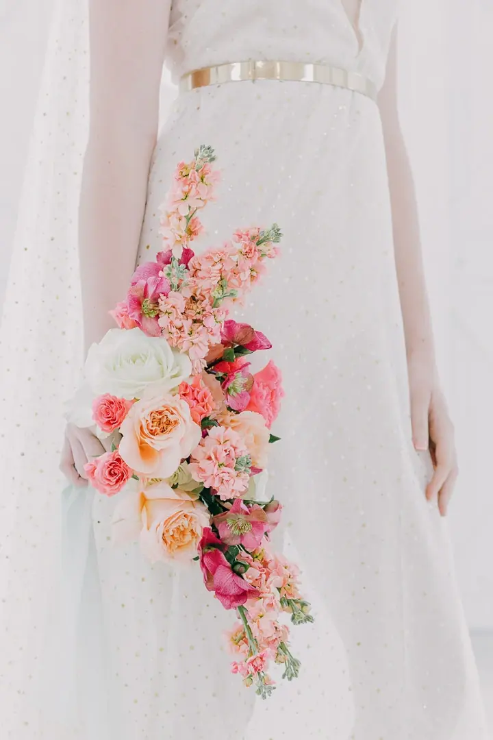 Bouquet mariée cascade roses pêche Emily Alarcon - Design floral mariage Texas