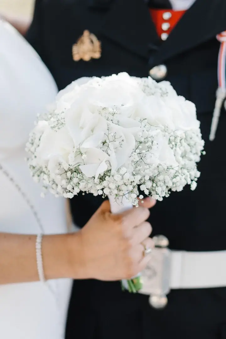 Mariage cathédrale - Détail uniforme militaire bouquet