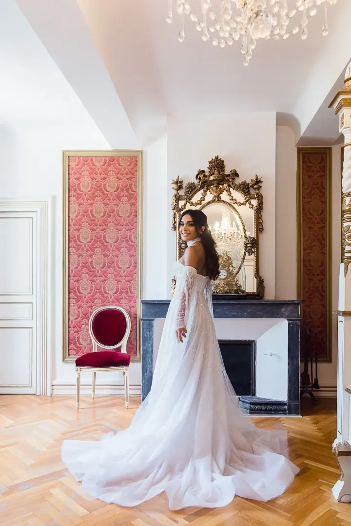 Portrait mariée robe perles intérieur - Photographe Château Robernier luxe